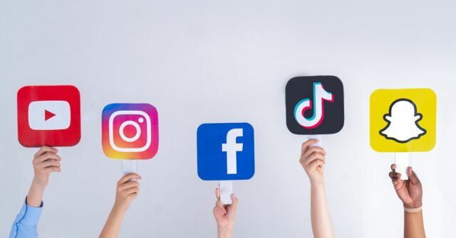 As mãos dos adolescentes mantêm sinais de mídia social em suas mãos: YouTube, Snapchat, Instagram, Tiktok, Facebook. Adolescentes viciados em novas tendências de tecnologia - conceito de juventude, tecnologia, social e amizade. Turquia, Istambul, 29 de maio de 2022.