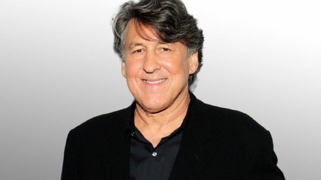 O historiador de viagem profissional Cameron Crowe finalmente pronto para se fazer uma viagem, com os visitantes consistindo em Sheryl Crow e Kate Hudson 

