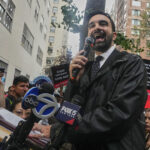 Jeremy Fistel, à direita, fica na mesa de defesa durante sua acusação no Tribunal Penal de Queens, quinta -feira, 18 de setembro de 2025, em Nova York. (AP Photo/Dean Moses, piscina)