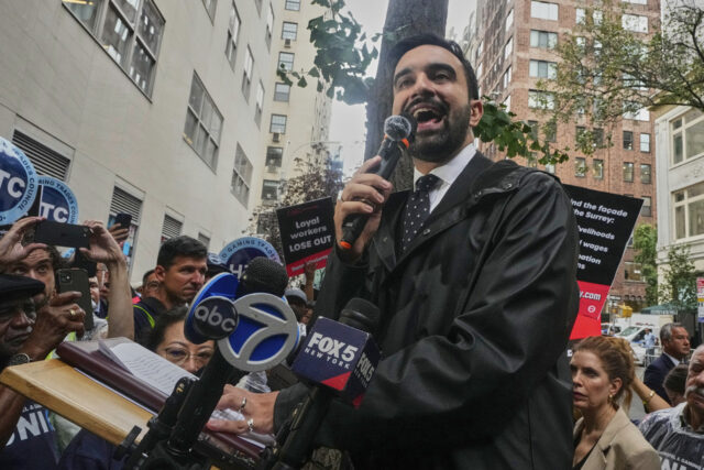 Jeremy Fistel, à direita, fica na mesa de defesa durante sua acusação no Tribunal Penal de Queens, quinta -feira, 18 de setembro de 2025, em Nova York. (AP Photo/Dean Moses, piscina)
