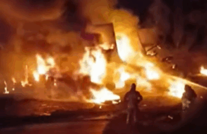 O homem morre após o caminhão, o acidente de carro, explodiu em chamas em Queensland O homem morre após o caminhão, o acidente de carro, explodiu em chamas em Queensland