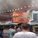O incêndio atingiu assentamentos em Taman Sari Jakbar, ventos fortes desencadearam as chamas do fogo difundidas
