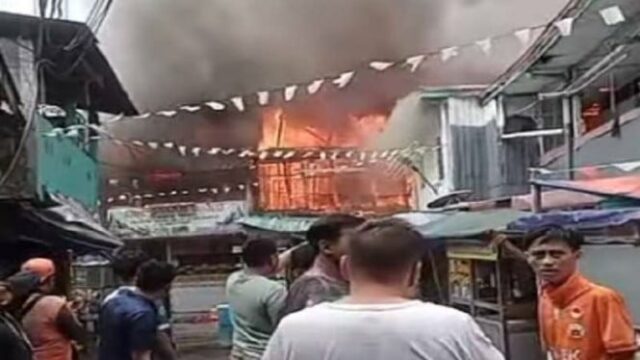 O incêndio atingiu assentamentos em Taman Sari Jakbar, ventos fortes desencadearam as chamas do fogo difundidas 

