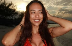 O influenciador Kat Clark protege a permissão de criança, 14 anos, viajando sozinha Kaley Cuoco compartilha por que ela não tem conselhos para outras mães