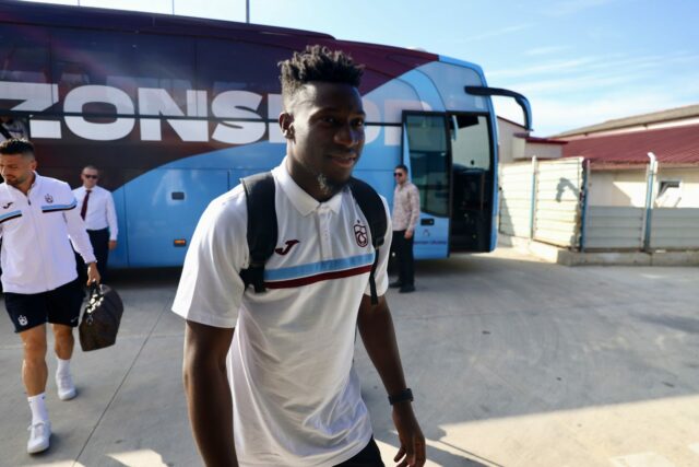 A nova contratação de Trabzonspor, Andre Onana, chega em Trabzon