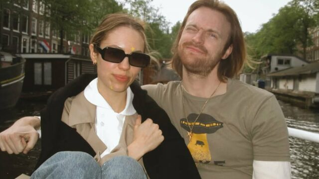 0603 Finneas e Claudia-Sulewski-Get-Handsy-In-Berlin-Sub-1