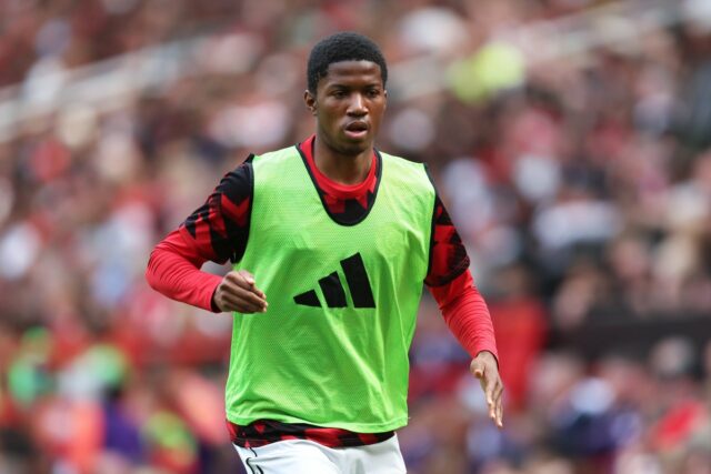 Chido Obi comemora a pontuação para o Manchester United.