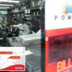 Pessoas que compram ingressos para loteria da Powerball em uma loja de bebidas, com um jackpot de US $ 1,1 bilhão exibido.