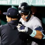 Aaron Judge #99 do New York Yankees comemora um home run.