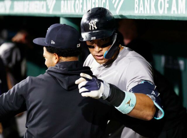 Aaron Judge #99 do New York Yankees comemora um home run.
