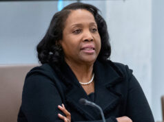 O juiz impede Trump de derrubar outro inimigo político – pelo menos por agora Estados Unidos - 20 de abril - O candidato da Biblioteca do Congresso Carla D. Hayden fala durante uma audiência perante o Comitê de Regras e Administração do Senado, no prédio de escritórios do Senado de Russell, em Capitol Hill, em Washington, quarta -feira, 20 de abril de 2016. (Foto de Al Drago/CQ Roll Call) (Chamada CQ Roll via AP Images)