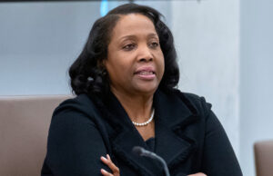 O juiz impede Trump de derrubar outro inimigo político – pelo menos por agora Estados Unidos - 20 de abril - O candidato da Biblioteca do Congresso Carla D. Hayden fala durante uma audiência perante o Comitê de Regras e Administração do Senado, no prédio de escritórios do Senado de Russell, em Capitol Hill, em Washington, quarta -feira, 20 de abril de 2016. (Foto de Al Drago/CQ Roll Call) (Chamada CQ Roll via AP Images)