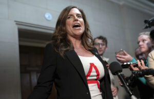 O legislador do Partido Republica A deputada Sarah McBride, D-Del., Chega à Câmara da Câmara antes que o presidente Donald Trump chegue para abordar uma sessão conjunta do Congresso no Capitólio em Washington, terça-feira, 4 de março de 2025. (AP Photo/J. Scott Applewhite)