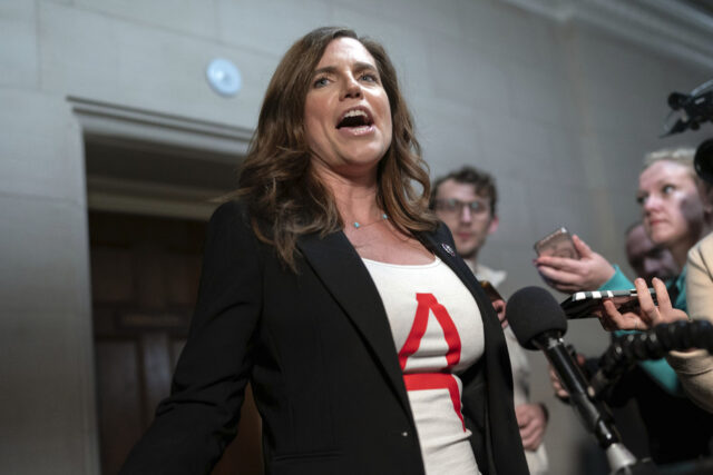A deputada Sarah McBride, D-Del., Chega à Câmara da Câmara antes que o presidente Donald Trump chegue para abordar uma sessão conjunta do Congresso no Capitólio em Washington, terça-feira, 4 de março de 2025. (AP Photo/J. Scott Applewhite)