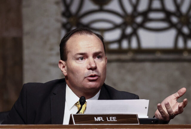O legislador do Partido Republicano Mike Lee lida com a reação da ação de assassinato de Charlie Kirk 

