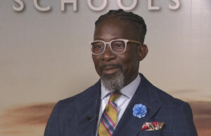 O líder da faculdade de Iowa preso pela gelo procura para colocar sua expulsão em espera, afirmam os advogados Yahoo news home