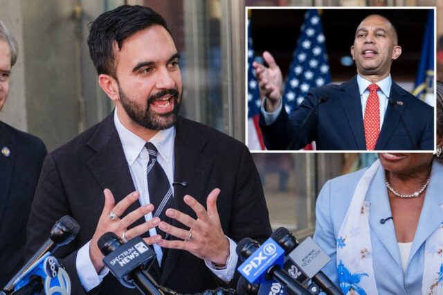 O líder da minoria da Câmara, Hakeem Jeffries, falando com repórteres no Capitólio.