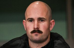 Grupo neonazista será ‘totalmente dissolvido’ diante de leis contra discurso de ódio Thomas Sewell foi negado a fiança por um suposto ataque a um local indígena em Melbourne.