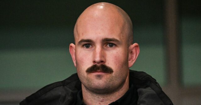 O líder neonazista poupou a prisão por intimidação da polícia Thomas Sewell foi negado a fiança por um suposto ataque a um local indígena em Melbourne.