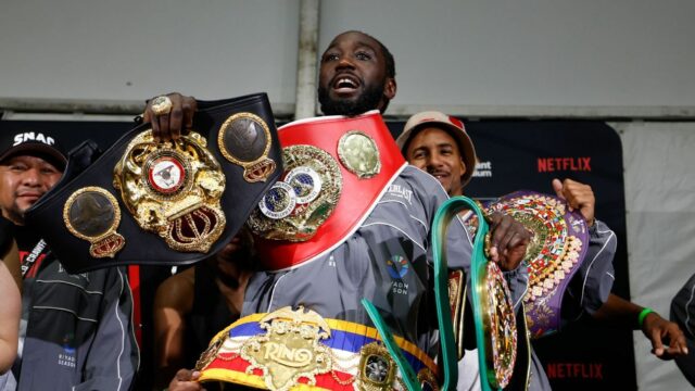 O lutador Crawford foi ingressado após a cerimônia em sua homenagem 

