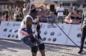 O lutador egípcio puxa o navio de 700 toneladas com os dentes O lutador egípcio Ashraf Mahroul, mais conhecido como Kabonga, puxa um navio de 700 toneladas pela água com uma corda mantida apenas pelos dentes na marina do resort do Mar Vermelho de Hurghada, Egito, sábado, 27 de setembro de 2025. (AP Photo/Amr Nabil)