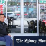 Cha Hee-Jung, 48, com seu cachorro Dodam, que ela resgatou de uma fazenda de carne de cachorro há oito anos.