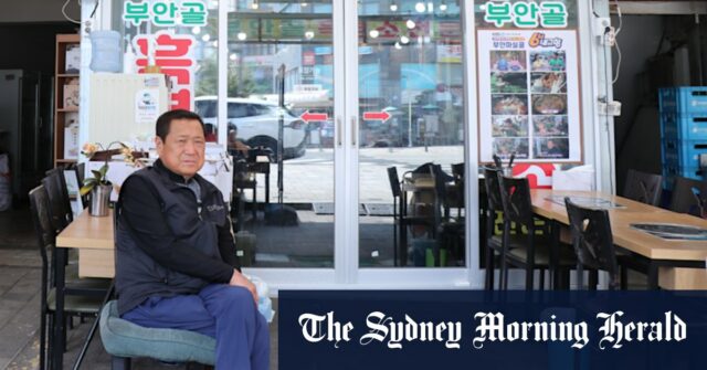 Cha Hee-Jung, 48, com seu cachorro Dodam, que ela resgatou de uma fazenda de carne de cachorro há oito anos. 