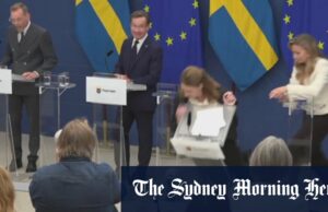 O ministro da Saúde sueco entra em colapso durante a conferência de mídia O ministro da Saúde sueco entra em colapso durante a conferência de mídia