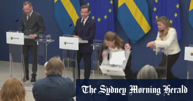 O ministro da Saúde sueco entra em colapso durante a conferência de mídia

