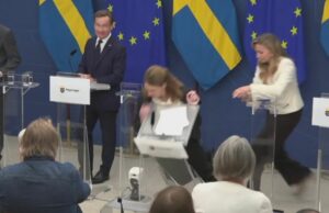 O ministro da Saúde sueco entra em colapso durante a conferência de mídia O ministro da Saúde sueco entra em colapso durante a conferência de mídia