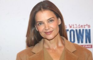 O moletom confortável de Katie Holmes oferece vibrações de mãe rica em Nova Inglaterra- obtenha a busca por US $ 33 Katie Holmes é vista no set de