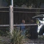 Os serviços de emergência foram chamados para o estacionamento do Coomera Westfield, na Foxwell Road, por volta das 1h25 da manhã, depois que um segurança encontrou uma mulher de 32 anos com facadas.