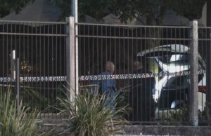 O motorista do Uber esfaqueou repetidamente o suposto agressor adolescente, disse o tribunal Os serviços de emergência foram chamados para o estacionamento do Coomera Westfield, na Foxwell Road, por volta das 1h25 da manhã, depois que um segurança encontrou uma mulher de 32 anos com facadas.