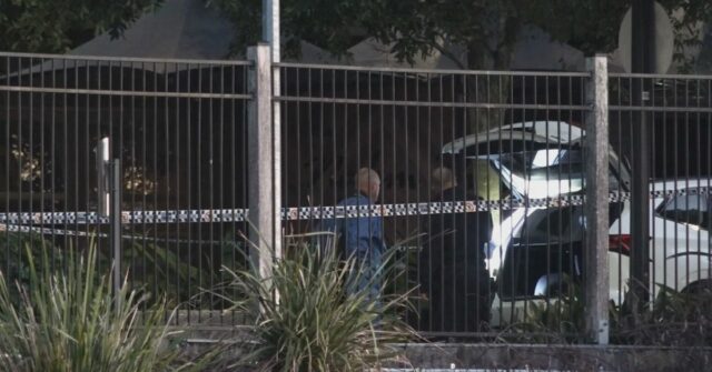 Os serviços de emergência foram chamados para o estacionamento do Coomera Westfield, na Foxwell Road, por volta das 1h25 da manhã, depois que um segurança encontrou uma mulher de 32 anos com facadas.