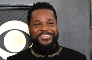 O parceiro do detector de Malcolm-Jamal aborda sua fatalidade na homenagem psicológica, observando o aniversário de casamento de celebração do casamento O parceiro do detector de Malcolm-Jamal aborda sua fatalidade na homenagem psicológica, observando o aniversário de casamento de celebração do casamento