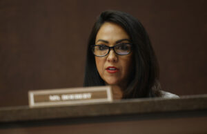 O piso em casa aparece como Lauren Boebert requer petição para Charlie Kirk O piso em casa aparece como Lauren Boebert requer petição para Charlie Kirk