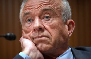 O plano de RFK Jr. de ‘tornar nossos filhos saudáveis novamente’ é outra senhorita O secretário de Saúde e Serviços Humanos, Robert F. Kennedy Jr., fala como o presidente Donald Trump ouve em um evento para promover sua proposta de melhorar o acesso dos americanos aos seus registros médicos na sala leste da Casa Branca, quarta -feira, 30 de julho de 2025, em Washington. (AP Photo/Mark Schiefelbein)