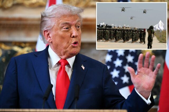 Donald Trump falando em uma conferência de imprensa com bandeiras britânicas e americanas atrás dele.