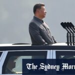 O presidente da China inspeciona as tropas