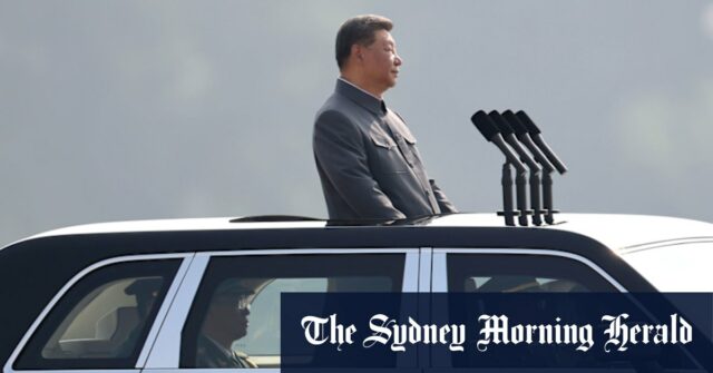 O presidente da China inspeciona as tropas

