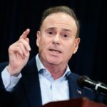 O presidente do Estado de Dem, Jay Jacobs, mostra mais coragem do que o governador Hochul