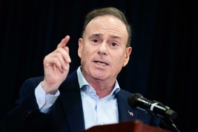O presidente do Estado de Dem, Jay Jacobs, mostra mais coragem do que o governador Hochul

