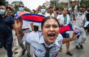O primeiro -ministro do Nepal sai em meio a protestos mortais sobre uma proibição de mídia social Um manifestante grita slogans durante um protesto fora do parlamento em Katmandu.
