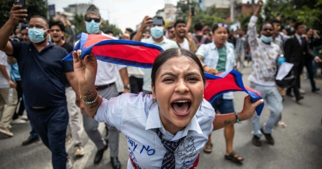 O primeiro -ministro do Nepal sai em meio a protestos Um manifestante grita slogans durante um protesto fora do parlamento em Katmandu.