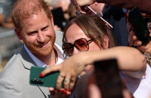 O príncipe Harry retorna ao Reino Unido em meio à especulação de reunião O príncipe Harry retorna ao Reino Unido em meio à especulação de reunião