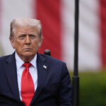 Arquivo- Um policial fica de guarda do lado de fora do edifício do New York Times em Nova York, em 28 de junho de 2018. (AP Photo/Mary Altaffer, arquivo)