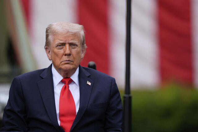 Arquivo- Um policial fica de guarda do lado de fora do edifício do New York Times em Nova York, em 28 de junho de 2018. (AP Photo/Mary Altaffer, arquivo)
