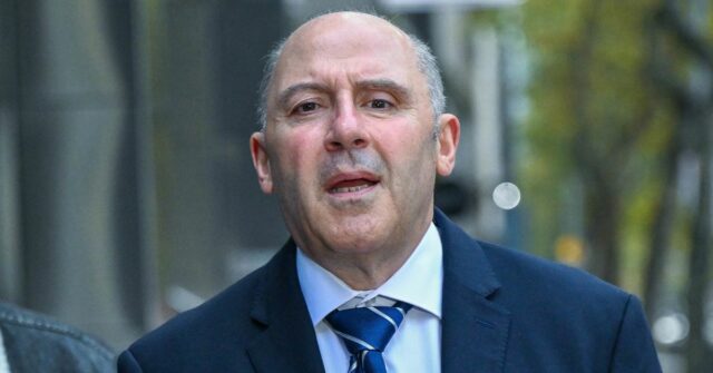 Tony Mokbel depois de deixar o Tribunal de Apelação em conexão com seu advogado x apelo. Ele está tentando recorrer de outras condenações de drogas em um julgamento criminal separado. 