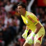 Emiliano Martinez, da Argentina, bebendo da garrafa de água durante o aquecimento.