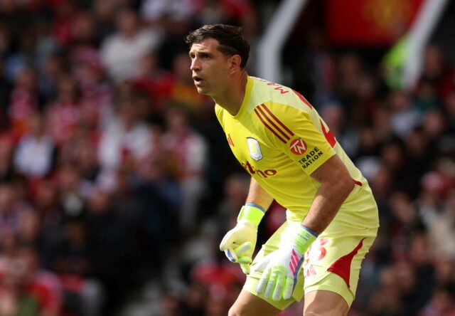 Emiliano Martinez, da Argentina, bebendo da garrafa de água durante o aquecimento.